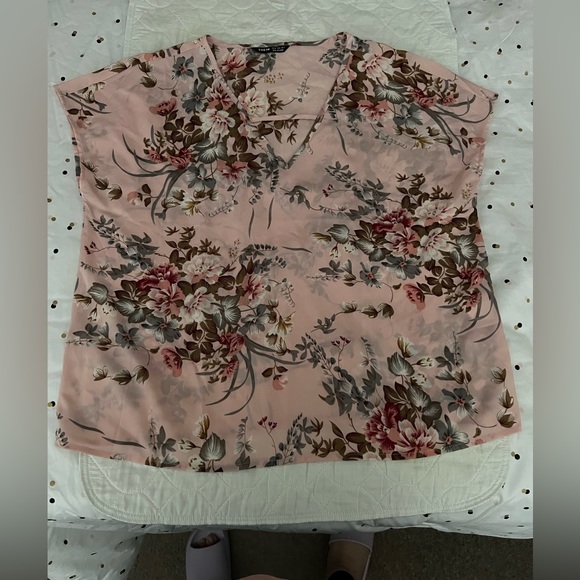 Light pink floral sleeveless top. - Picture 2 of 4